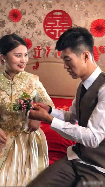 从新娘的动作和眼神中，可以看出她对新郎爱得不行