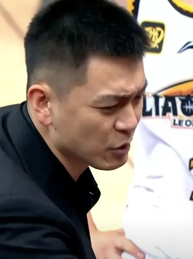 弃用吗？12月23日，CBA常规赛火热进行，三连败的辽宁队在客场对阵福建男篮，本