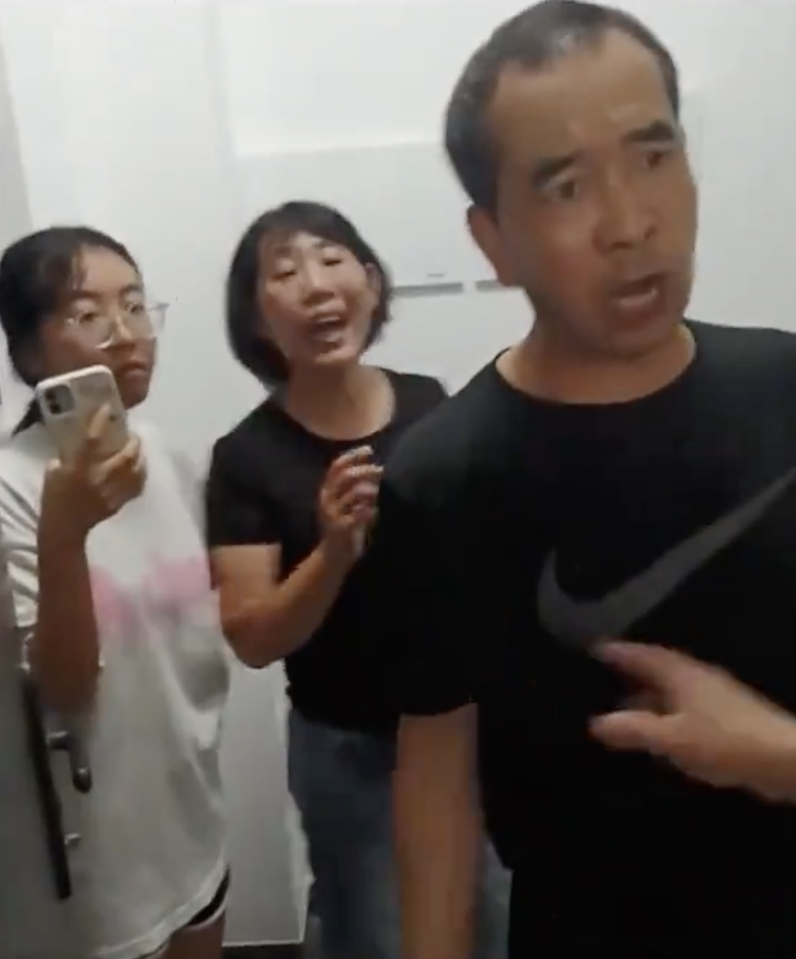 可以确定的是，这绝对是一家人，表情神态都是一样的，都不用做DNA鉴定。事实证明一