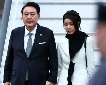 快讯！韩国正在拘捕总统尹锡悦！现场对峙！
15号早上5点多钟，韩国公调处会同韩国