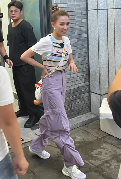说实话何超莲要是没钱，
跟普通人一样