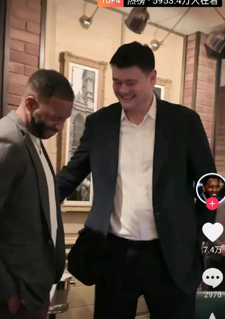 泪目了，姚明麦迪10年后终于又重逢了！我发现了3个有意思的现象！
1、姚明比原来