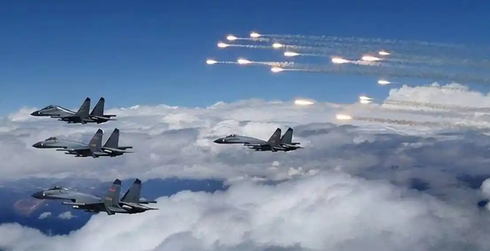 除了中美两国之外，世界上很多国家都希望中美之间能打一架。原因其实很简单：地球就像