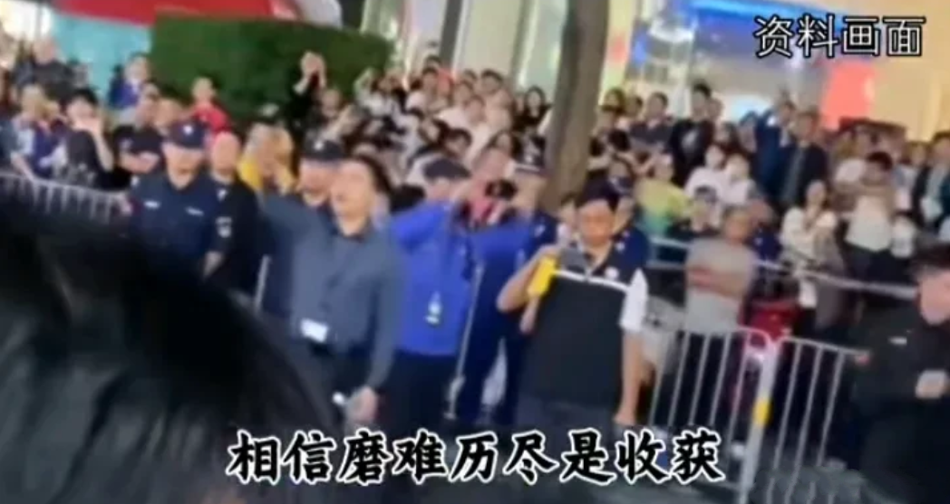 这次力挺深圳城管，执法没毛病。
近日，深圳宝安沙井，城管联合公安，出动大量人员大