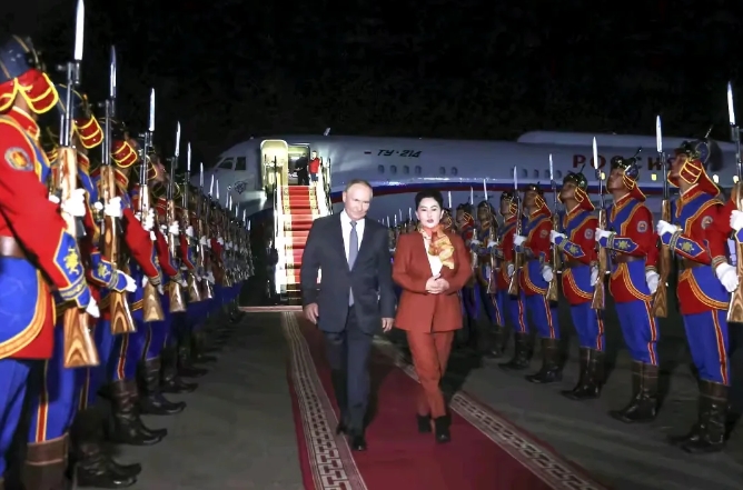 其实吧，普京去蒙古访问，除了明面上的目的，还有几点精妙的计算：一，风险可控，蒙古