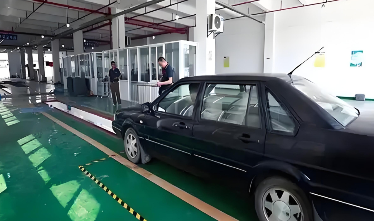 强烈建议早点取消7座以下的私家车年检。
1.车辆出厂是合格的，油品也是合格的，每