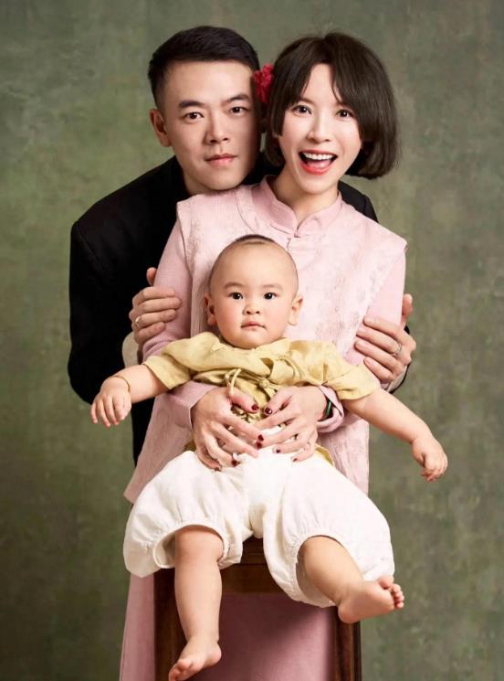 黄雅莉早年凭借超女舞台崭露头角，用独特嗓音和青春活力收获众多粉丝。多年来在音乐道