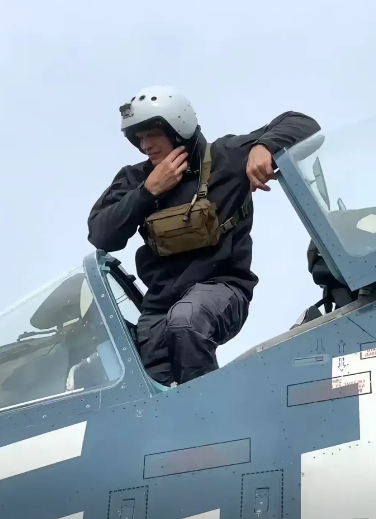 俄罗斯飞行员谢尔盖·博格丹的行为，简直让人大跌眼镜！他在太原短暂停留后，竟然穿着