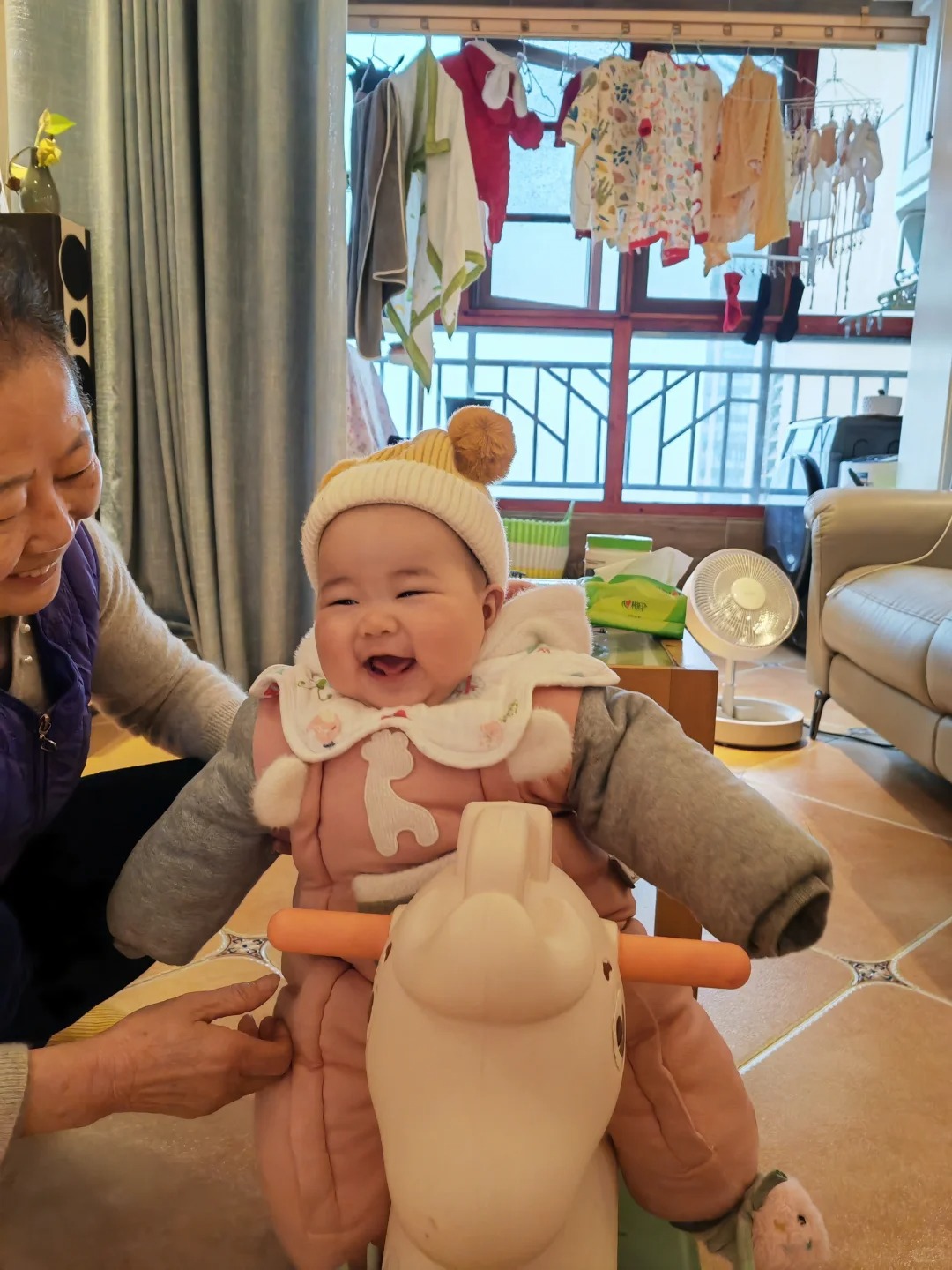 长了一颗牙要姑姑买鞋子？？？
溜溜球5个多月突然冒出来一颗牙，我们这边的风俗长一