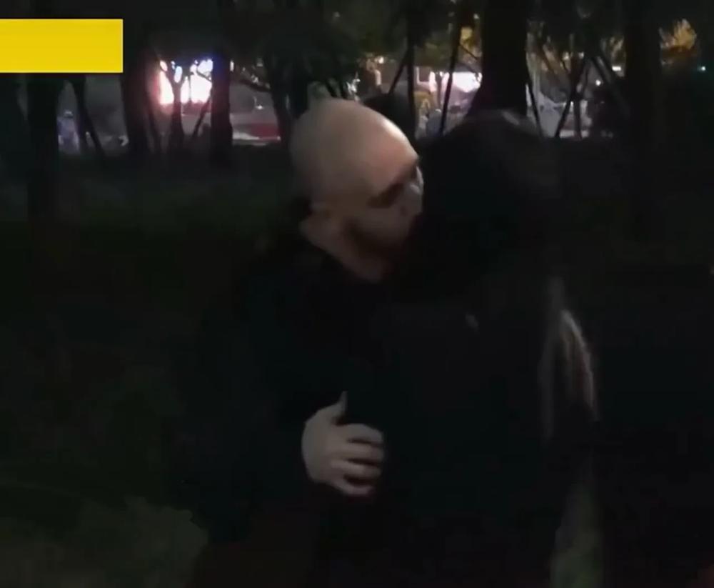 奇了怪了，东大随便亲吻还发外网！

视频中的秃头白男自称要亲够1000人，并教学