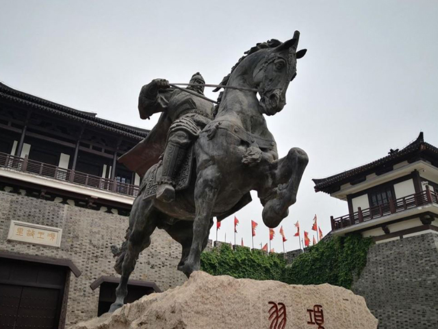 号称“霸王”的八位历史人物：

1.春秋：勾践，2.秦朝：项羽；
3.东吴：孙策