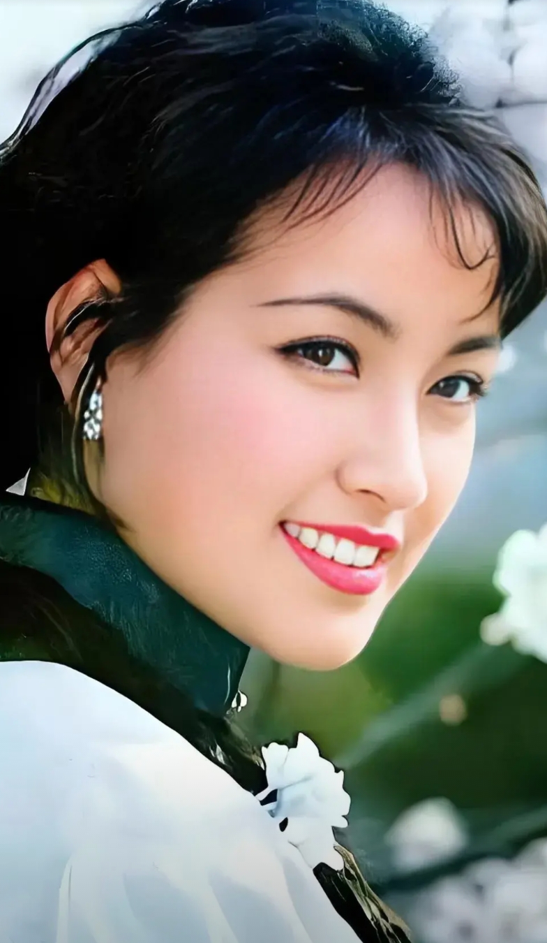 演员刘晓庆的人际关系圈（感情史版）！

1，继父———冉昌儒（教育工作者）
2，