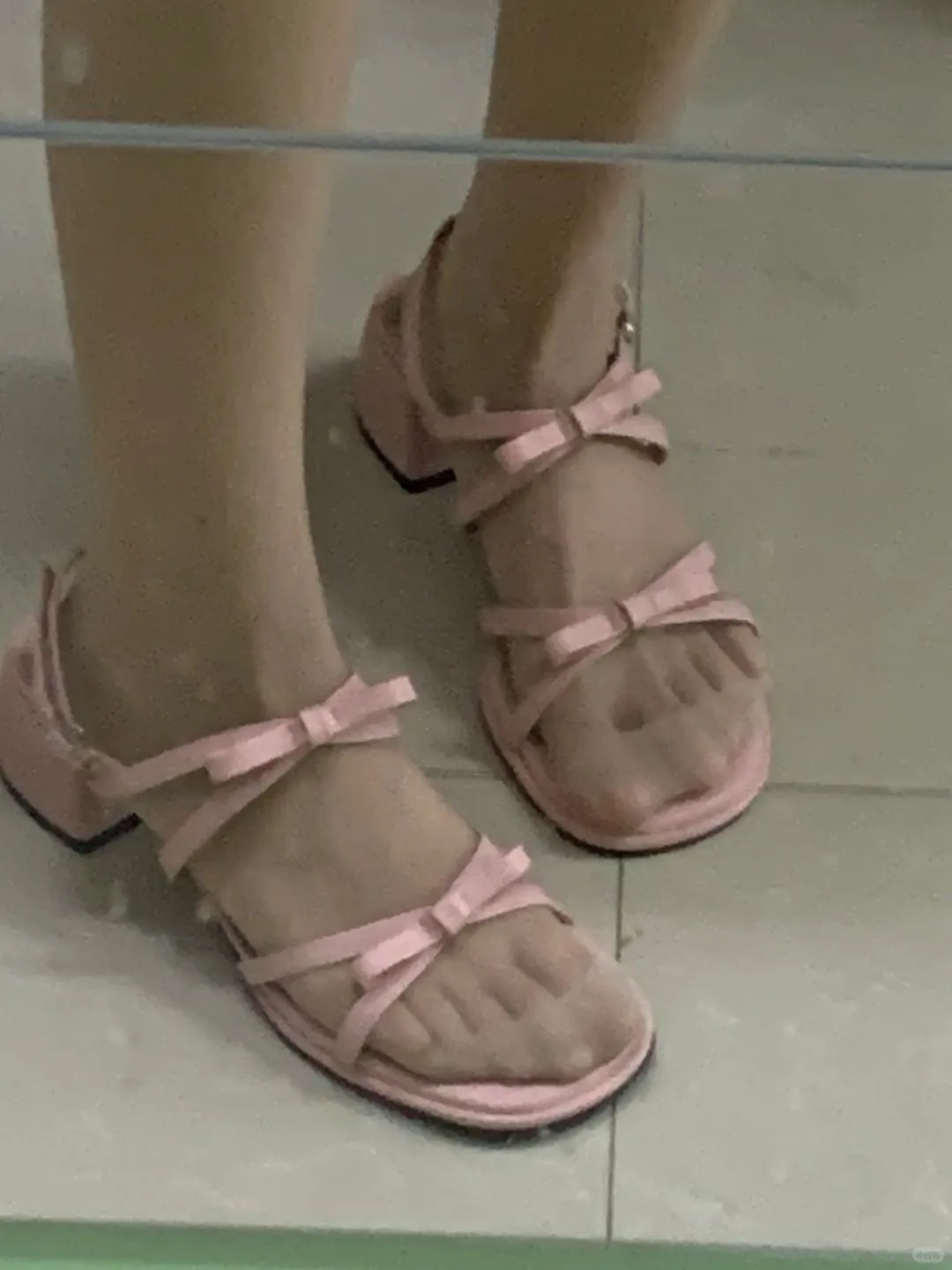 为什么大家夏天都不穿凉鞋了？
虽然我脚指也不好看
但我真的好喜欢穿凉鞋啊。。。
