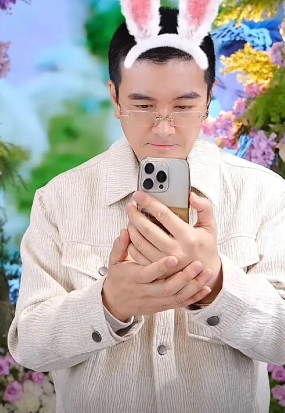 杨子今日直播的总结：
1.目前和黄圣依已经办理离婚，财产90%给了女方。
2.两