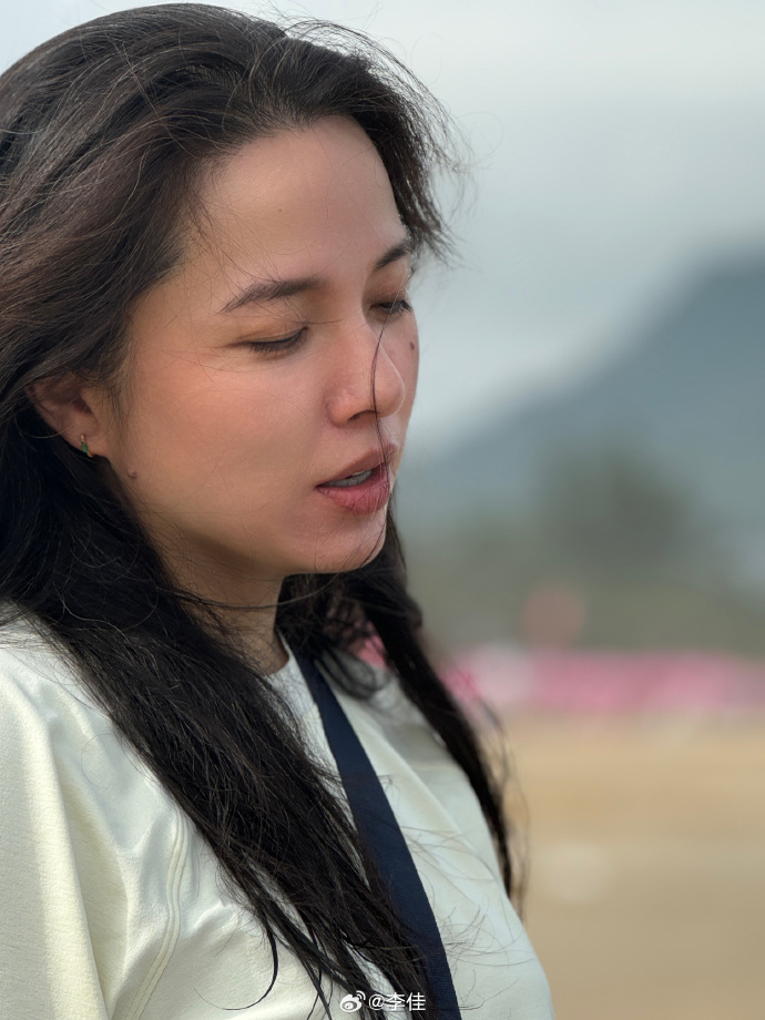 7月2日晚，演员靳东的老婆李佳在个人社交平台分享了一组出游美照。这次出镜，李佳全