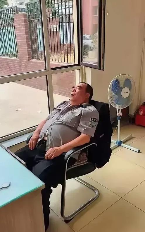 假如你是物业领导你会开除这样的人吗？
