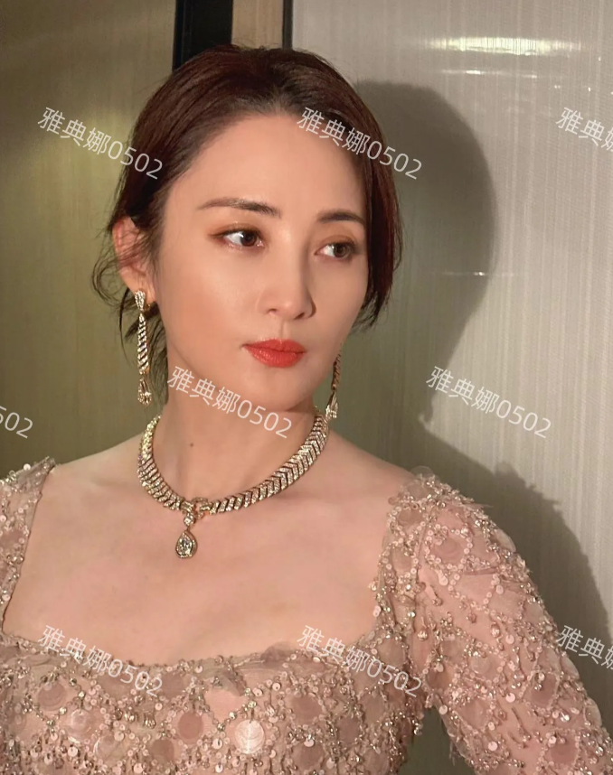 蒋勤勤的美貌太有冲击力了，她都50岁了怎么还那么美？
眉目如画身材窈窕，既温婉古