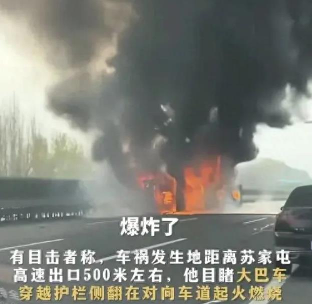 辽宁客车高速起火，女生裤子都掉了，光着腿逃生。
 
车祸现场，什么事都有可能发生