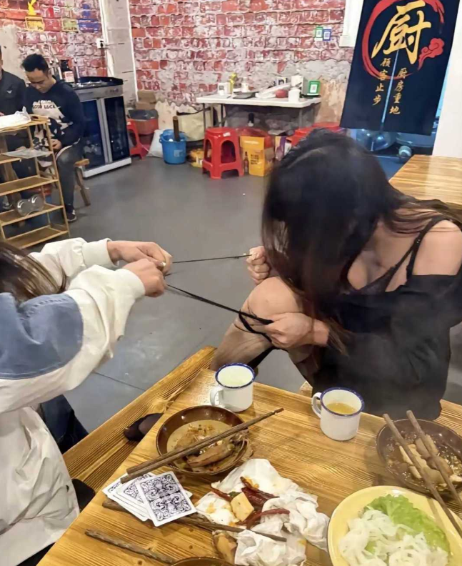 朋友打起来了，这饭吃不了了。该帮谁