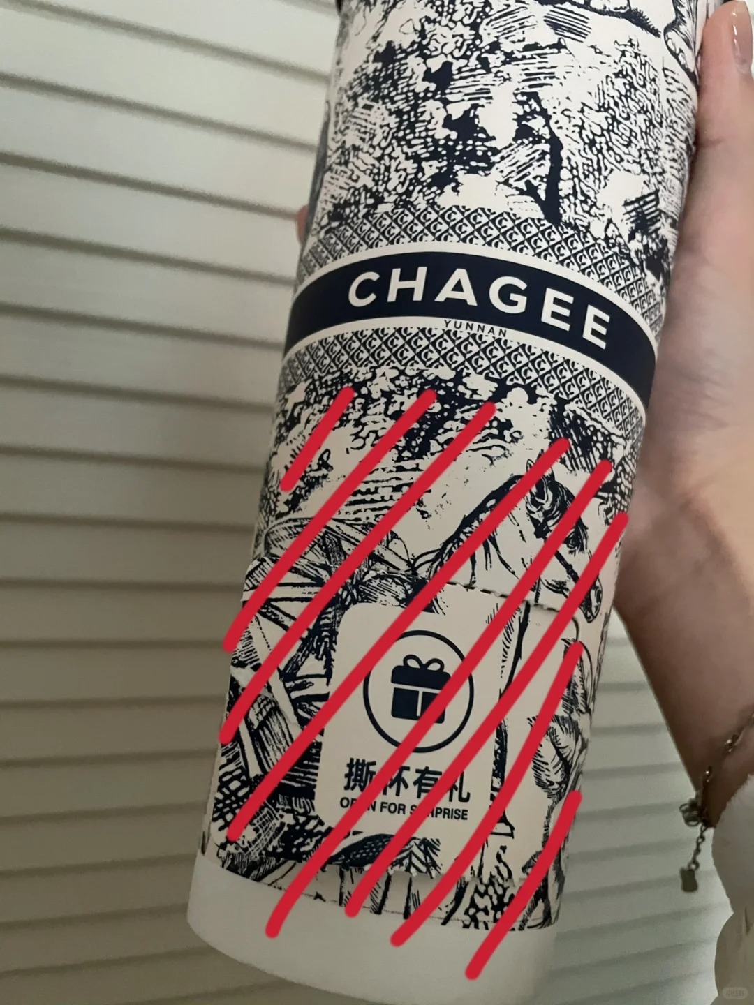 不是 霸王茶姬你真的
新店开业说是大杯 实际上底部的盲盒去掉之后就是中杯的量？