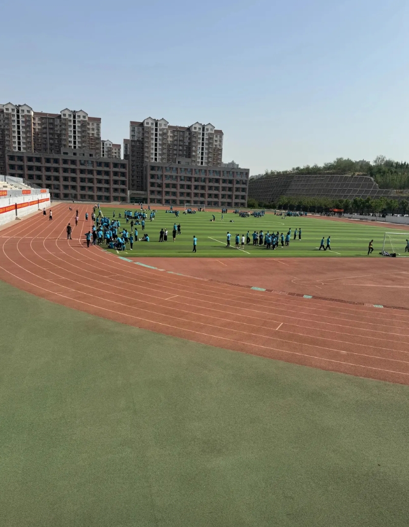 同学的女儿今年中考考了400多，离高中提档线差50多分，从公布分数以后她就开始四