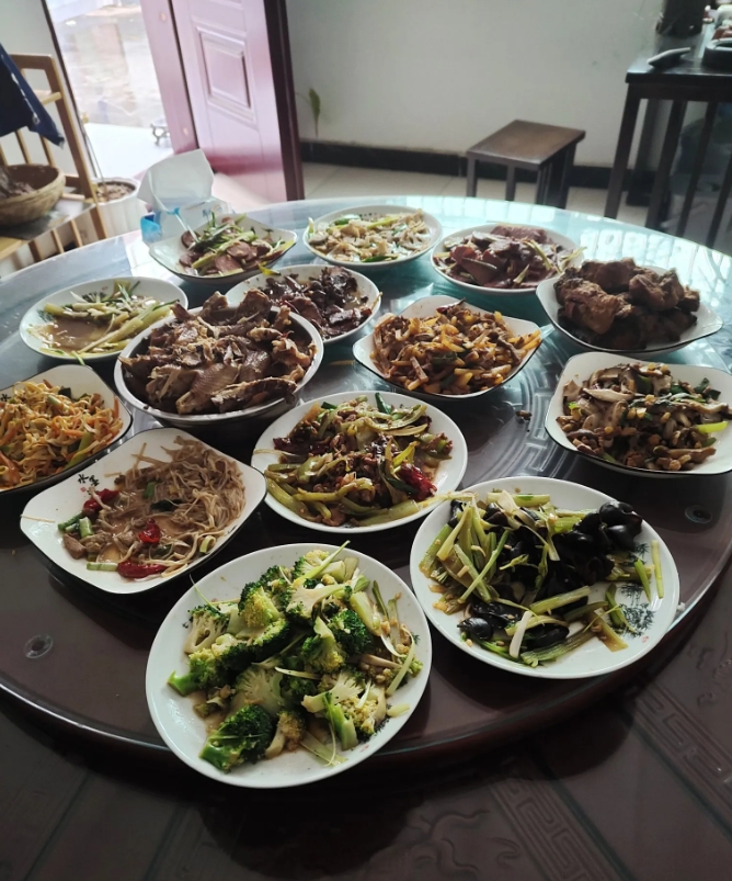 客人走了，留下满屋狼藉和一桌子剩菜，昨天的剩菜还有一大盆，今天又剩那么多，愁人！