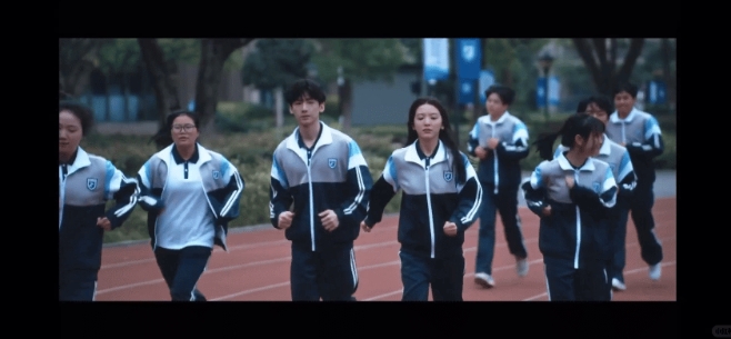 这是为了凸显她是女主吗？果然只有女主才有资格披头散发。只有男主一个人有资格拥有早