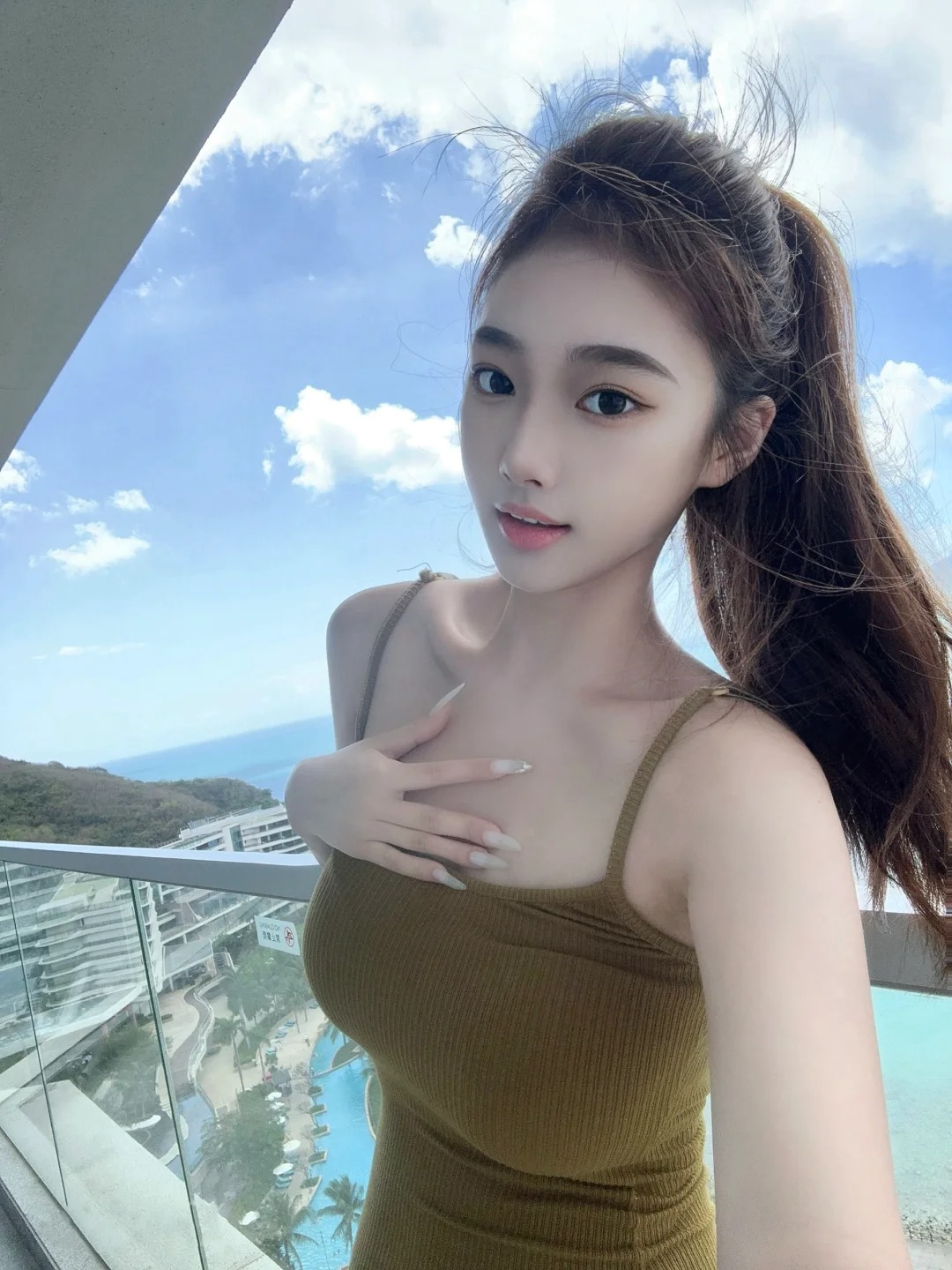 轻松拥有妈生素颜
纹眉后最大的好处就是不用在化妆上花太多心思，涂个隔离整个人也超