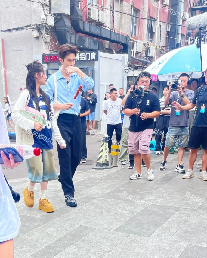 菜市场偶遇欧阳娜娜和高伟光，高伟光太高了，腿特别长，五官深邃棱角分明混血感很强特