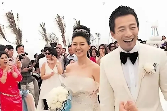当年，那场婚礼应该伤了大s底子

两人办婚礼时，大s刚流产4天，身体虚弱，但还是
