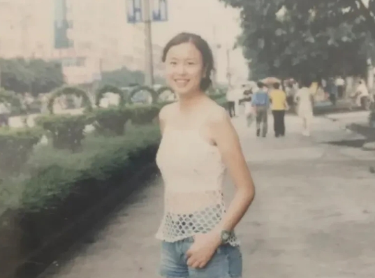 这是拍于九十年代的一张照片，照片中的女孩在深圳打工时的留影。那个年代，没有现在的