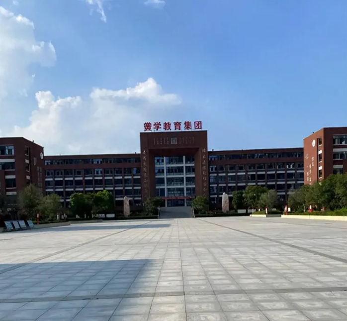家长送烧饼校长全砸脸