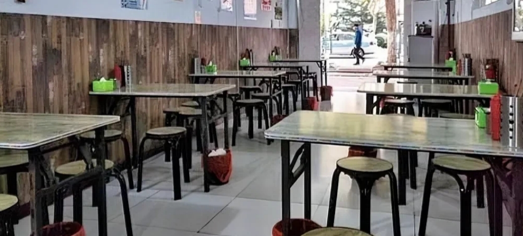 湖南衡阳，18岁高三男学生毕业后准备外出务工，其高一16岁女友得知后，不顾家人的