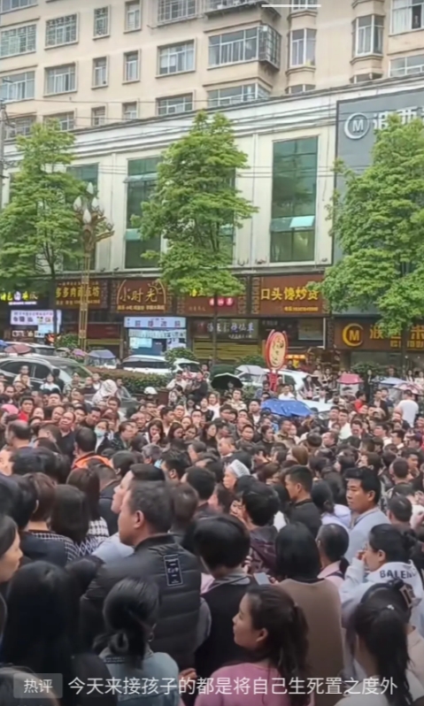 接小孩怎么变成上战场！
昨天上午，云南镇雄县医院发生的无差别行凶案，直接造成了2