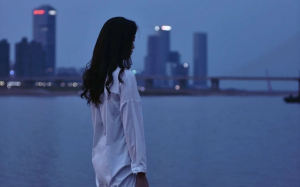 我被沈颜捡回家，成为了她的小跟班。  她对我只有姐弟情谊，我却情根深种陷入深渊