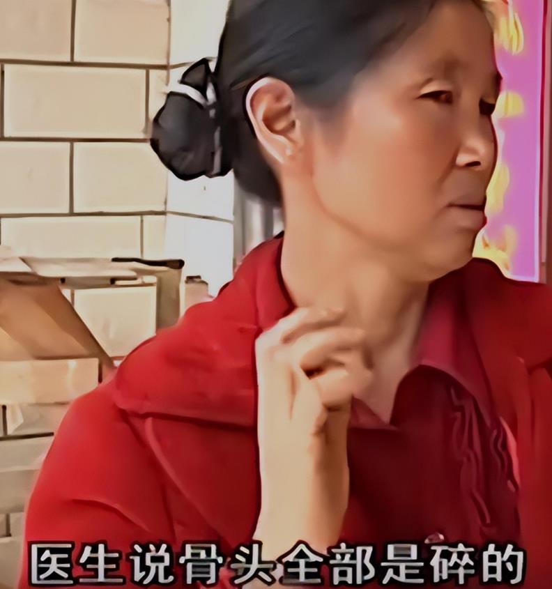 云南，一17岁高中生KTV附近的夜市享受烧烤时，突然被一群五大三粗的保安围住，这