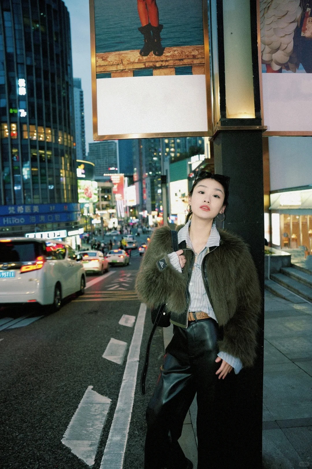 重庆这条路不要太好拍📷
大家来重庆玩儿 推荐去北城天街这条街拍照📷～
超级出