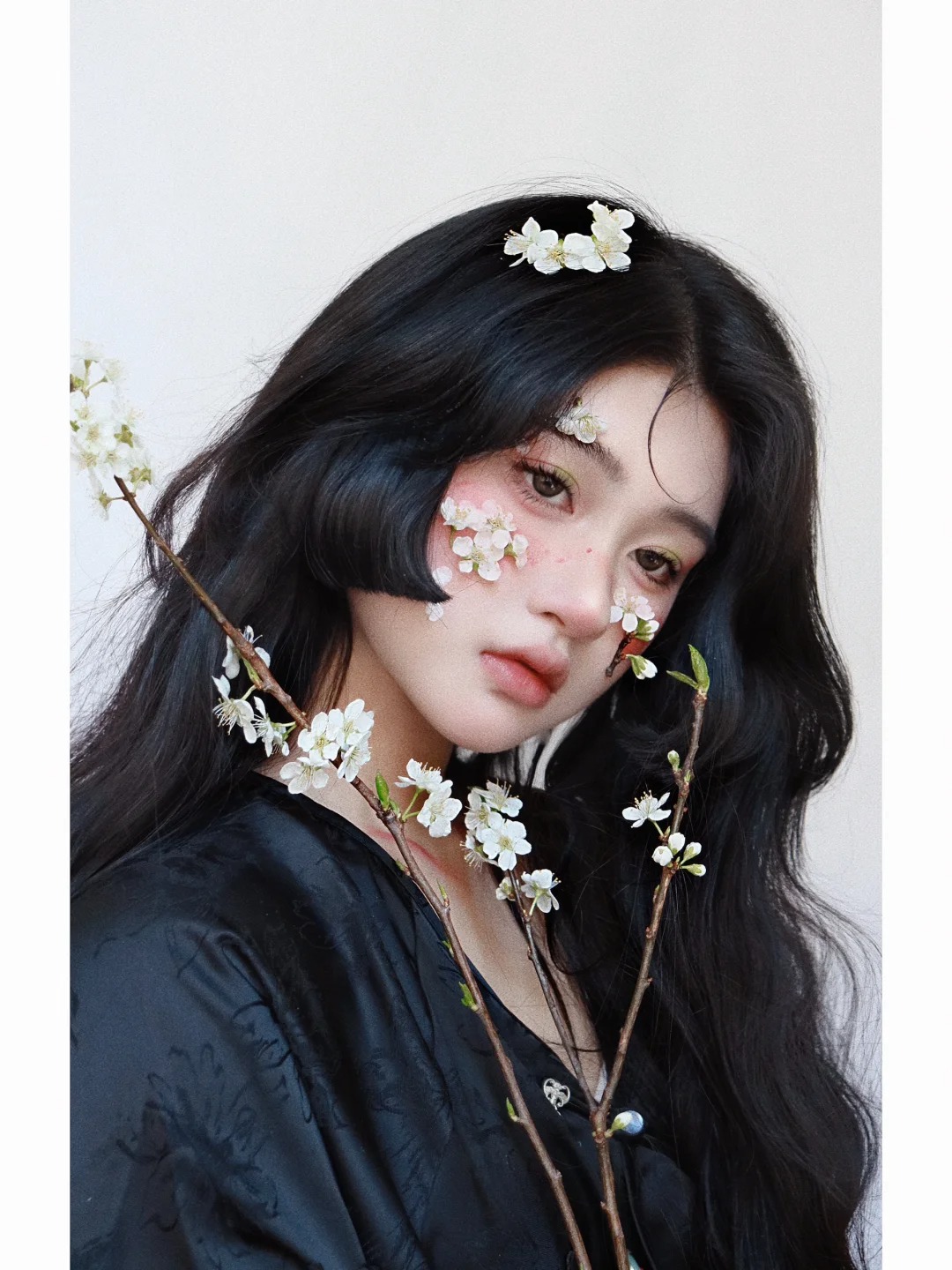 枯木逢春
我会等枯树生出芽 开出新的花