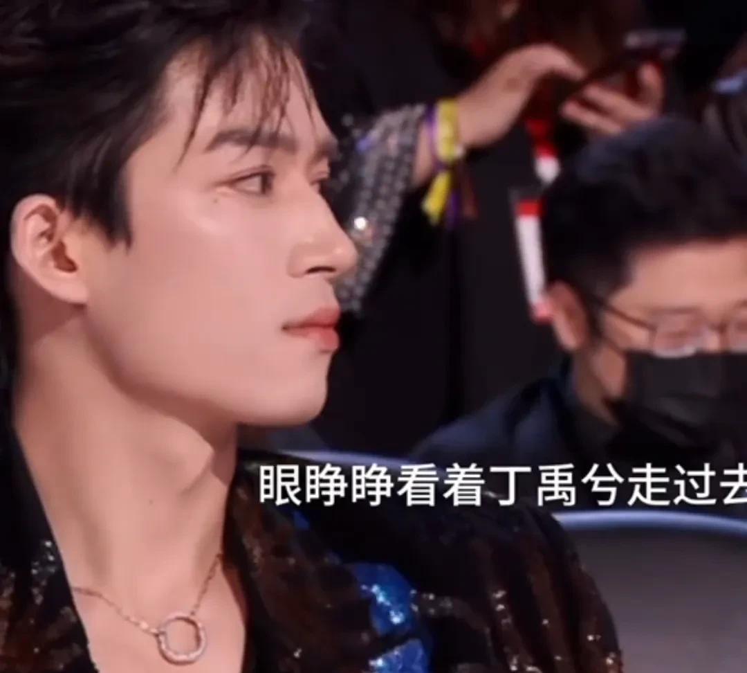丁禹兮去接虞书欣的时候，王星越笑得比吃瓜群众还开心
一开始盯着丁禹兮上去，还挺正