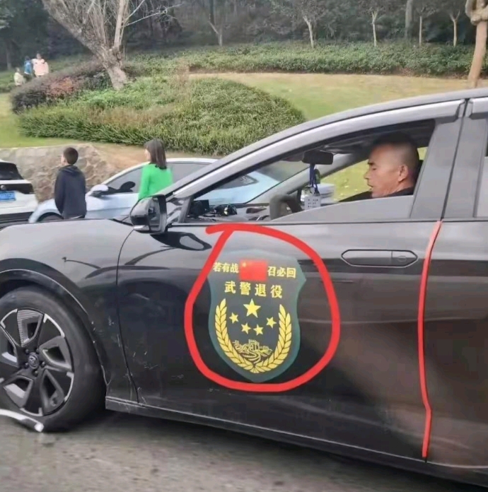如今大街上这种车越来越多，俨然成风。是为显摆还是博流量？某些神圣职业真该轻易亮出