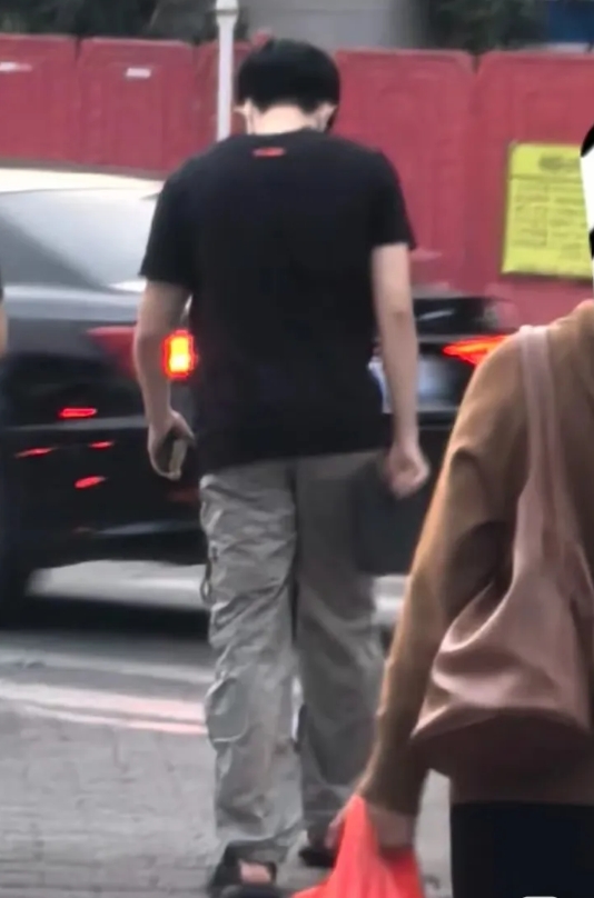 有人问王楚钦去了深圳为什么没人堵他了
他都能去到处逛街去了
底下有个人回答
因为