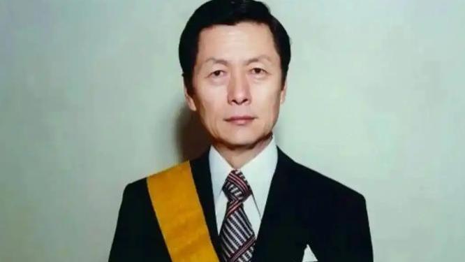30岁入赘发家成大财阀，62岁垂涎24岁女星，把人性卑劣发挥到极致