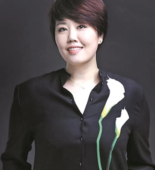 据说她就是今年春晚的总导演，
说实话长得挺漂亮的，
但就是大家对春晚的吐槽多了一