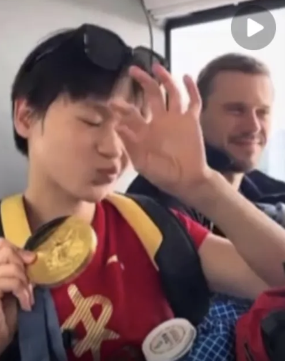 关于全红婵面对镜头的表现，那个记者用词确实欠考虑，比较恶毒。但话说回来，小全镜头