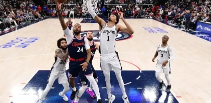 NBA焦点之战中，快船最终113-104战胜马刺，他们以26分的大逆转获得新赛季