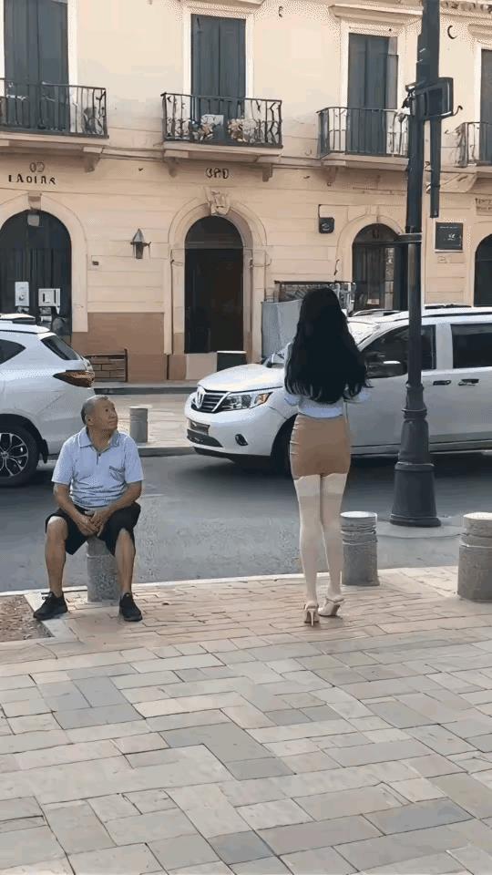 漂亮小姐姐，向坐在路边石墩子上的老大爷问路，其实老大爷早就注意到她了，苦于自己的