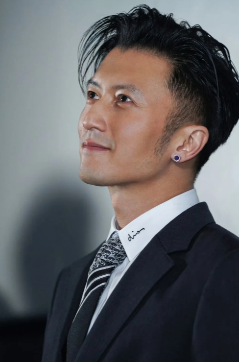 谢霆锋惊艳首映礼：现场密授外国小哥中华棍