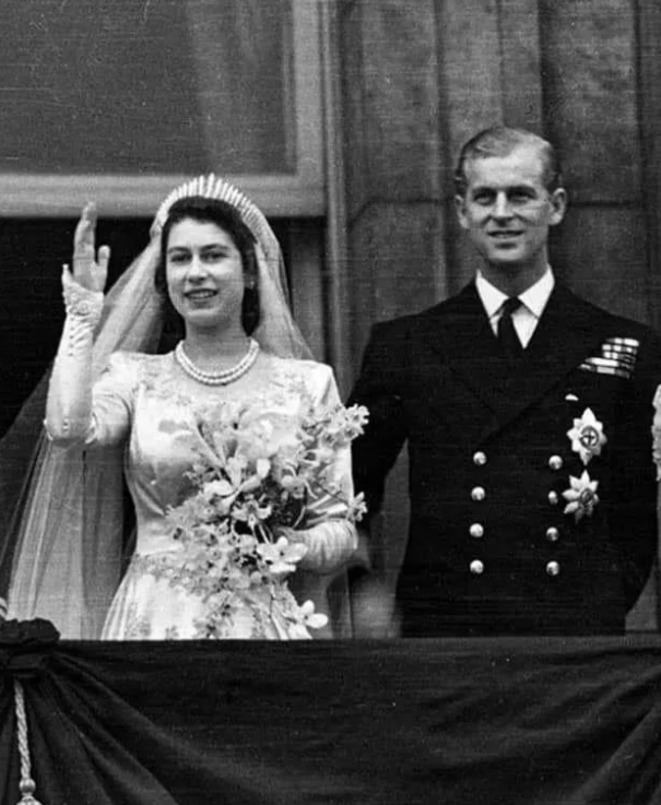 女王泪目！回望21岁与菲利普的甜蜜岁月！