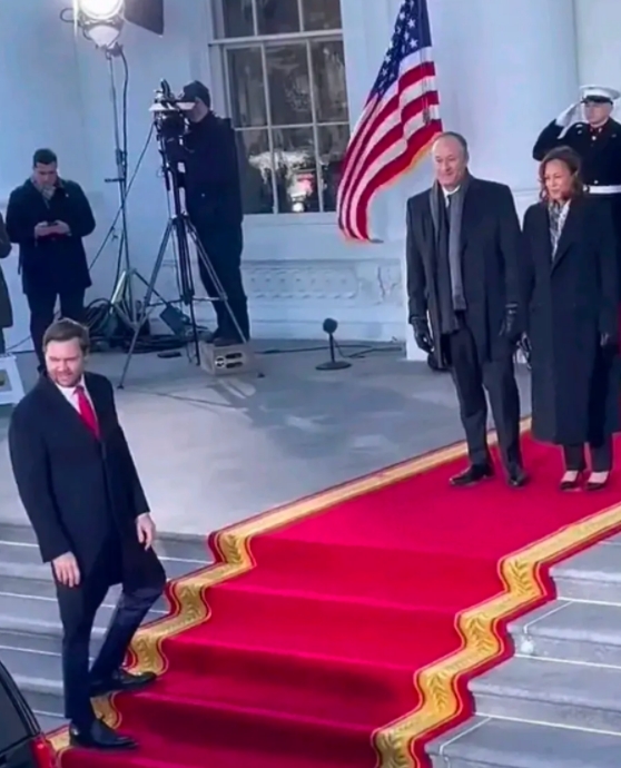 特朗普没有想到，他的副总统万斯比他还出彩！美国副总统迎接礼仪挺逗的，正常情况都是