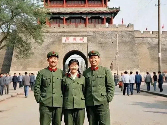 三人的65式干部服军装确实是厂方整的假军服，上装上面两小兜明的小扣子，(真的干部